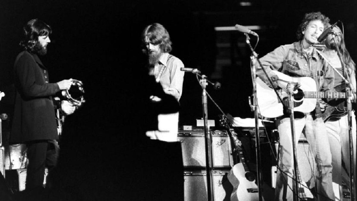 Sólo Ringo fue de la partida: Paul dijo que no de entrada, y Lennon dijo que sí y después se bajó cuando George dijo que Yoko no iba a subir al escenario