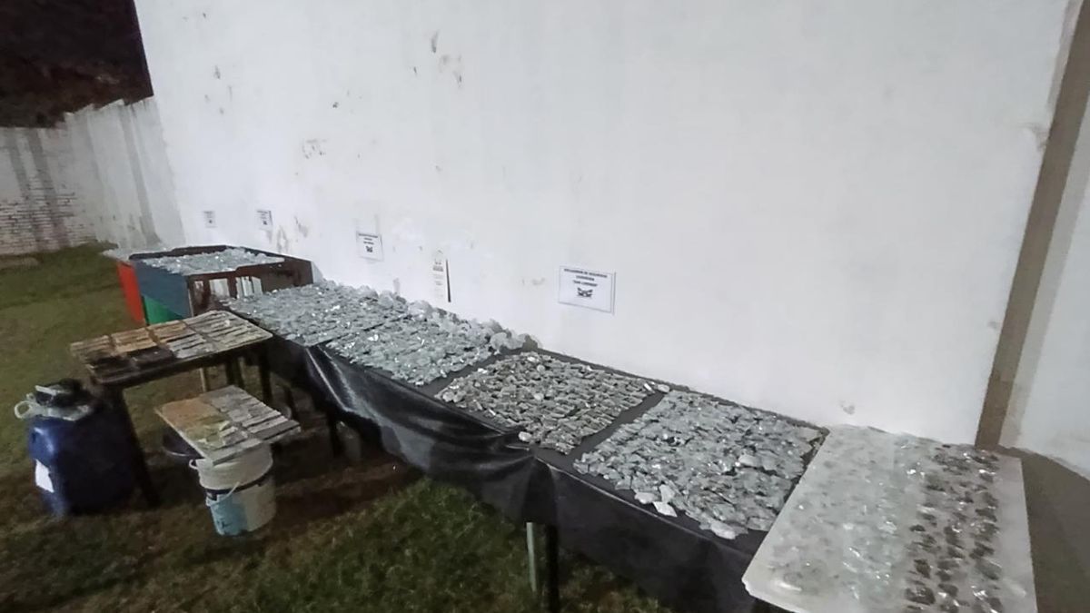 Gendarmería desbarató un punto de venta de estupefacientes en el sur de Santa Fe y halló cocaína, marihuana y $1.204.000 en efectivo. Gendarmería desbarató un punto de venta de estupefacientes en el sur de Santa Fe y halló cocaína, marihuana y $1.204.000 en efectivo.