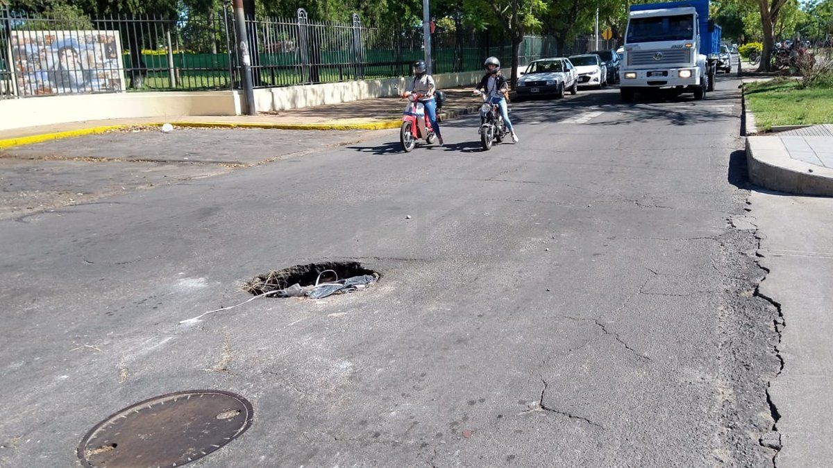 Así estaba el último lunes el socavón ubicado en el frente del Liceo Militar General Belgrano.