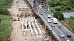 altText(El nuevo Puente Carretero avanza en su construcción: ya muestra la unión de vigas con prelosas)}
