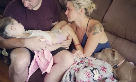 Comparten una foto mientras consolaban a su hija en sus últimos momentos de vida