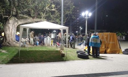 A las 19, los exsoldados levantaron el corte en el Puente Carretero y se trasladaron hacia Plaza de Mayo. A las 19, los exsoldados levantaron el corte en el Puente Carretero y se trasladaron hacia Plaza de Mayo.