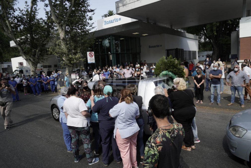El cortejo fúnebre pasó primero por la puerta del hospital y luego se dirigió hasta el cementerio El Salvador. 