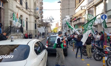 Los trabajadores de Desarrollo Social se manifestaron en una primera instancia frente al Ministerio de Salud y culminaron la protesta en Casa de Gobierno. Los trabajadores de Desarrollo Social se manifestaron en una primera instancia frente al Ministerio de Salud y culminaron la protesta en Casa de Gobierno.