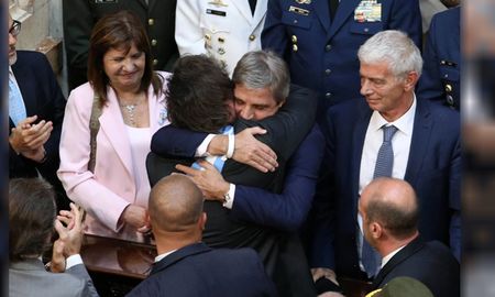 El abrazo entre el presidente Javier Milei y el ministro Luis Caputo no alcanza para esconder los datos cada vez más preocupantes sobre la caída de la actividad económica. El abrazo entre el presidente Javier Milei y el ministro Luis Caputo no alcanza para esconder los datos cada vez más preocupantes sobre la caída de la actividad económica.
