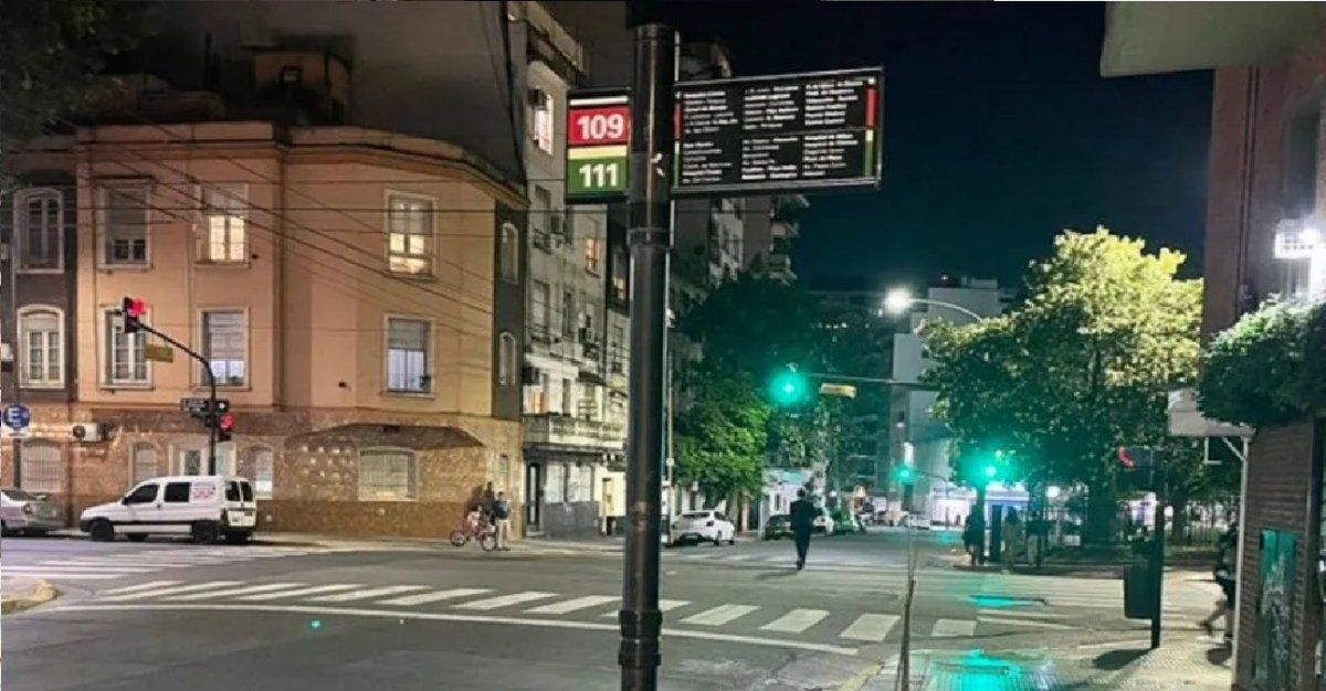 Un estadounidense quedó alucinado con una parada de bondi en la Argentina
