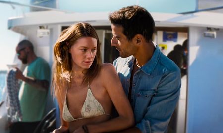 La actriz Camille Rowe interpreta a Roxana, una joven que arriesga su vida por amor al deporte y a su instructor. La actriz Camille Rowe interpreta a Roxana, una joven que arriesga su vida por amor al deporte y a su instructor.