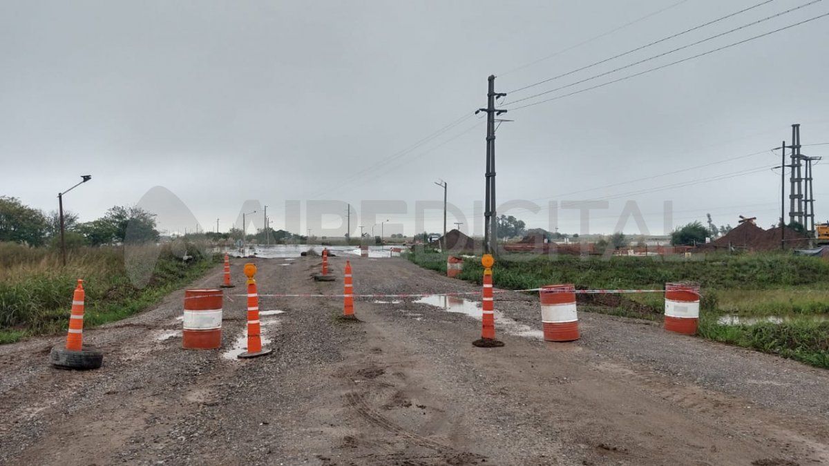 La ruta provincial 80 a la altura del cruce con la 50s, a la altura del acceso a San Eugenio se encontraba cortada por el agua.