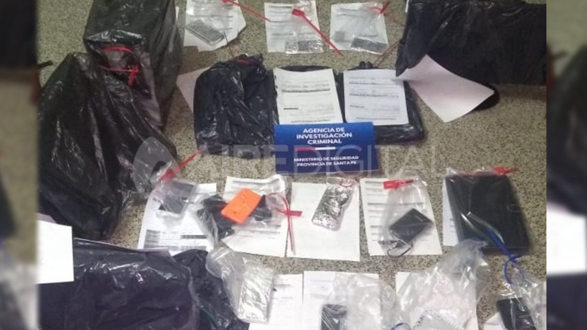 Parte de los elementos secuestrados en uno de los allanamientos. 