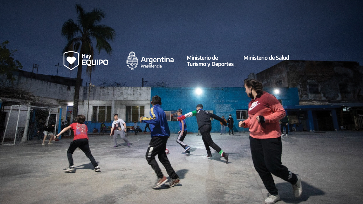 El objetivo del programa Hay Equipo es garantizar el acceso a la práctica deportiva y la salud de niñas, niños y adolescentes en clubes de barrio y entidades deportivas.