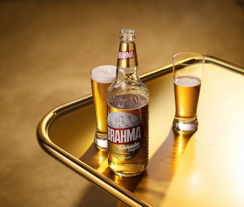 En el proceso para elaborar la cerveza Brahma Dorada se utiliza una variedad de lúpulo especial porque el envase es transparente.