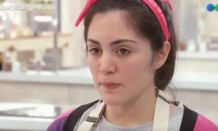 Samanta Casais fue descalificada por la producción de Bake Off por considerar que había mentido en su declaración jurada y fue muy criticada en las redes sociales. Samanta Casais fue descalificada por la producción de Bake Off por considerar que había mentido en su declaración jurada y fue muy criticada en las redes sociales.