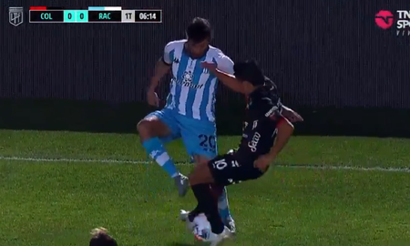 El caño a la Pulga Rodriguez en Colon vs Racing. El caño a la Pulga Rodriguez en Colon vs Racing.