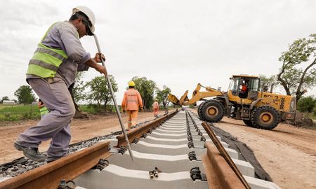 La Circunvalación Santa Fe es una obra crucial y sin antecedentes en la historia ferroviaria argentina, ya que reducirá casi 8 horas los tiempos de viaje de los trenes de carga, pasando de demorar 10 a 2 horas en su recorrido entre Santa Fe y los puertos de Timbúes. La Circunvalación Santa Fe es una obra crucial y sin antecedentes en la historia ferroviaria argentina, ya que reducirá casi 8 horas los tiempos de viaje de los trenes de carga, pasando de demorar 10 a 2 horas en su recorrido entre Santa Fe y los puertos de Timbúes.