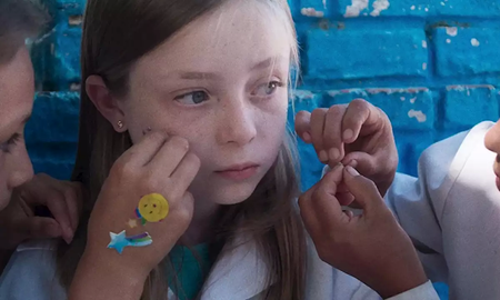 La historia cuenta el crudo relato de una niña que es rechazada de 16 escuelas La historia cuenta el crudo relato de una niña que es rechazada de 16 escuelas