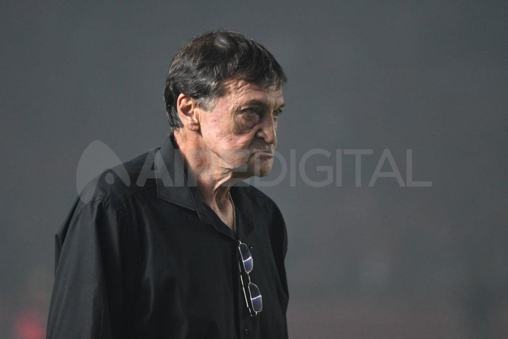 El Club Atlético Colón hizo oficial la salida de Julio César Falcioni como entrenador del equipo.