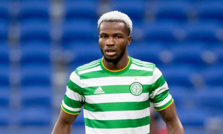 Boli Bolingoli, del Celtic de Glasgow, viajó a España, no respetó la cuarentena y jugó un partido de la primera división del fútbol escocés. Boli Bolingoli, del Celtic de Glasgow, viajó a España, no respetó la cuarentena y jugó un partido de la primera división del fútbol escocés.