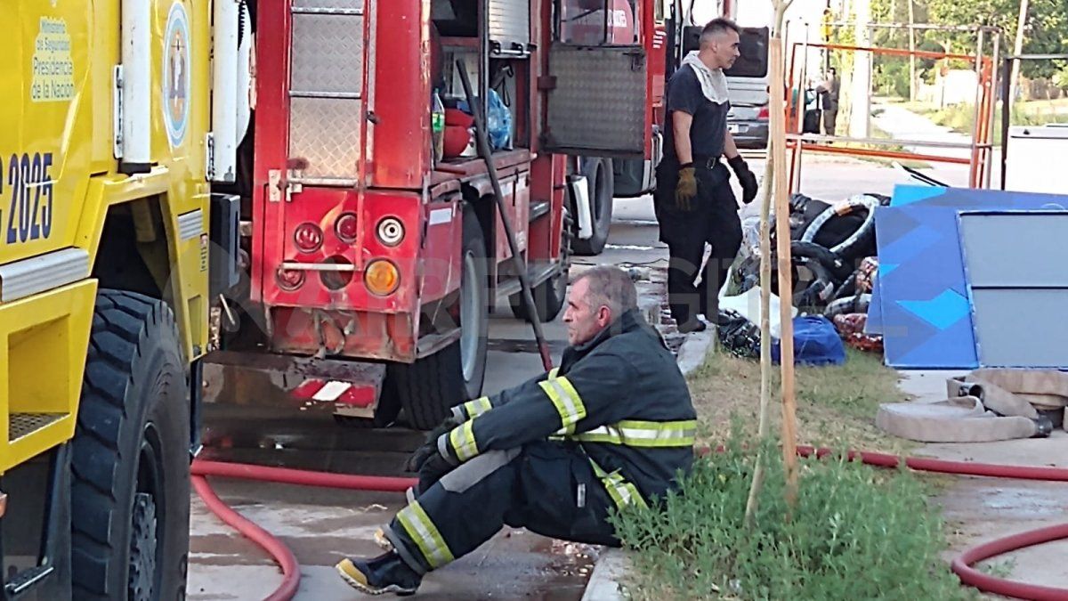 Los bomberos zapadores y voluntarios de la región trabajan a destajo desde hace semanas, producto de la enorme cantidad de incendios que se desatan en el Gran Santa Fe en un contexto de altas temperaturas y bajante extraordinaria del río.