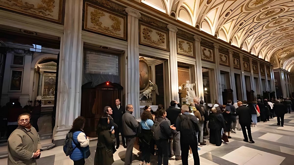 La basílica de Santa María la Mayor en Roma abrió sus puertas este domingo para que los fieles pudieran acercarse a la tumba del papa Francisco. La basílica de Santa María la Mayor en Roma abrió sus puertas este domingo para que los fieles pudieran acercarse a la tumba del papa Francisco.