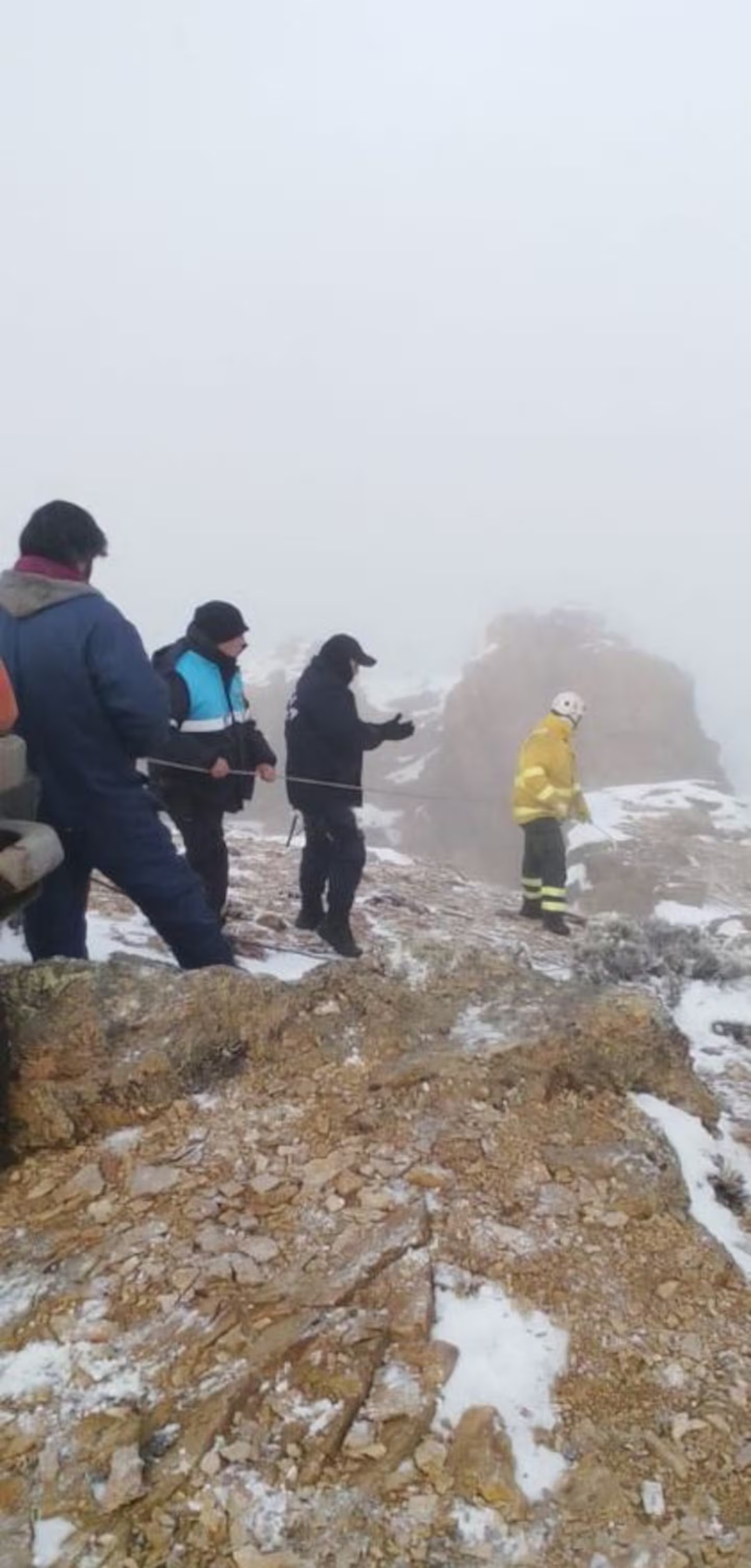14 bomberos y policías de la División Montada participaron en el operativo para rescatar el cuerpo. (Foto: X/@infoComodoro24). 14 bomberos y policías de la División Montada participaron en el operativo para rescatar el cuerpo. (Foto: X/@infoComodoro24).