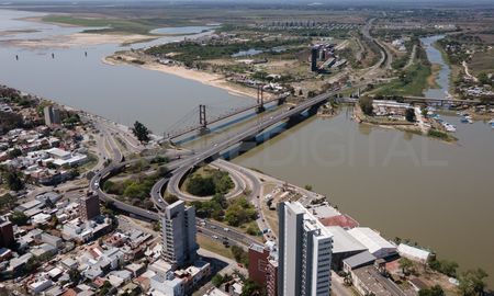 El Viaducto Oroño une los barrios y localidades costeras, la Ciudad Universitaria y Paraná a la capital provincial. El Viaducto Oroño une los barrios y localidades costeras, la Ciudad Universitaria y Paraná a la capital provincial.