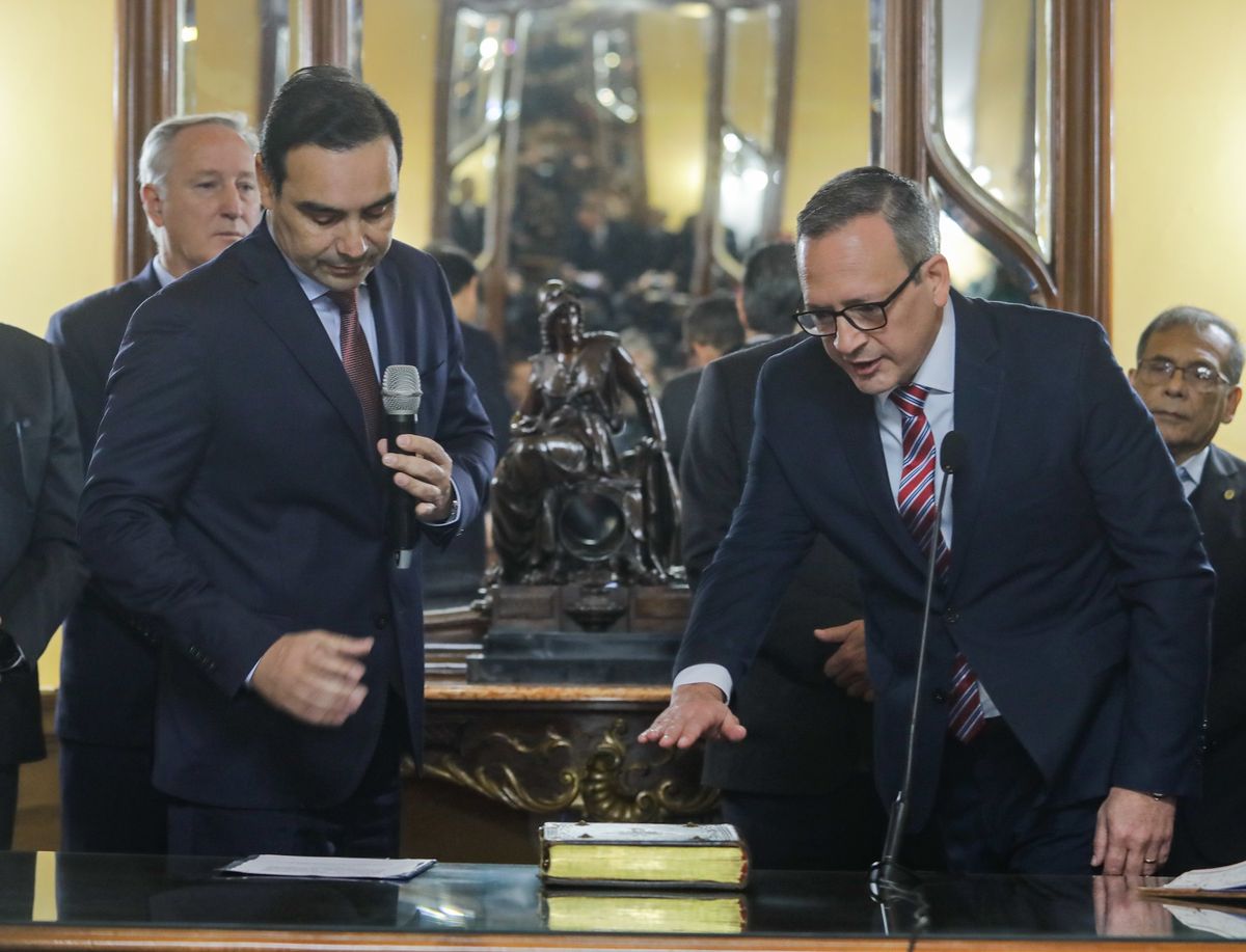 El gobernador de Corrientes Gustavo Valdés le tomó juramento al nuevo ministro de Seguridad.