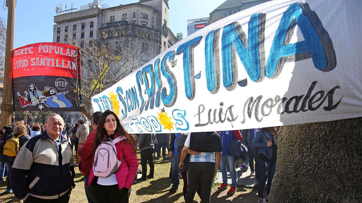 Los manifestantes a la Plaza de Mayo para el acto de apoyo a la vicepresidenta Cristina Fernández de Kirchner.