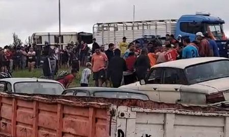 Vecinos de Río Cuarto se repartieron la carne vacuna después de faenar a los animales. Vecinos de Río Cuarto se repartieron la carne vacuna después de faenar a los animales.