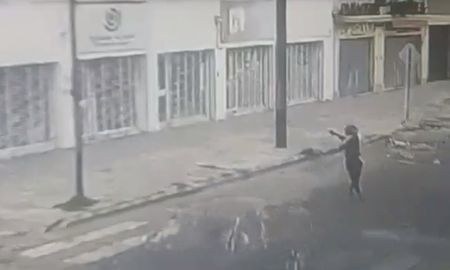 Una cámara captó cuando el delincuente gatilló contra la Defensoría. Una cámara captó cuando el delincuente gatilló contra la Defensoría.