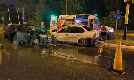 Dos automóviles chocaron de frente en el km 1 del corredor. No hubo que lamentar heridos graves. Dos automóviles chocaron de frente en el km 1 del corredor. No hubo que lamentar heridos graves.