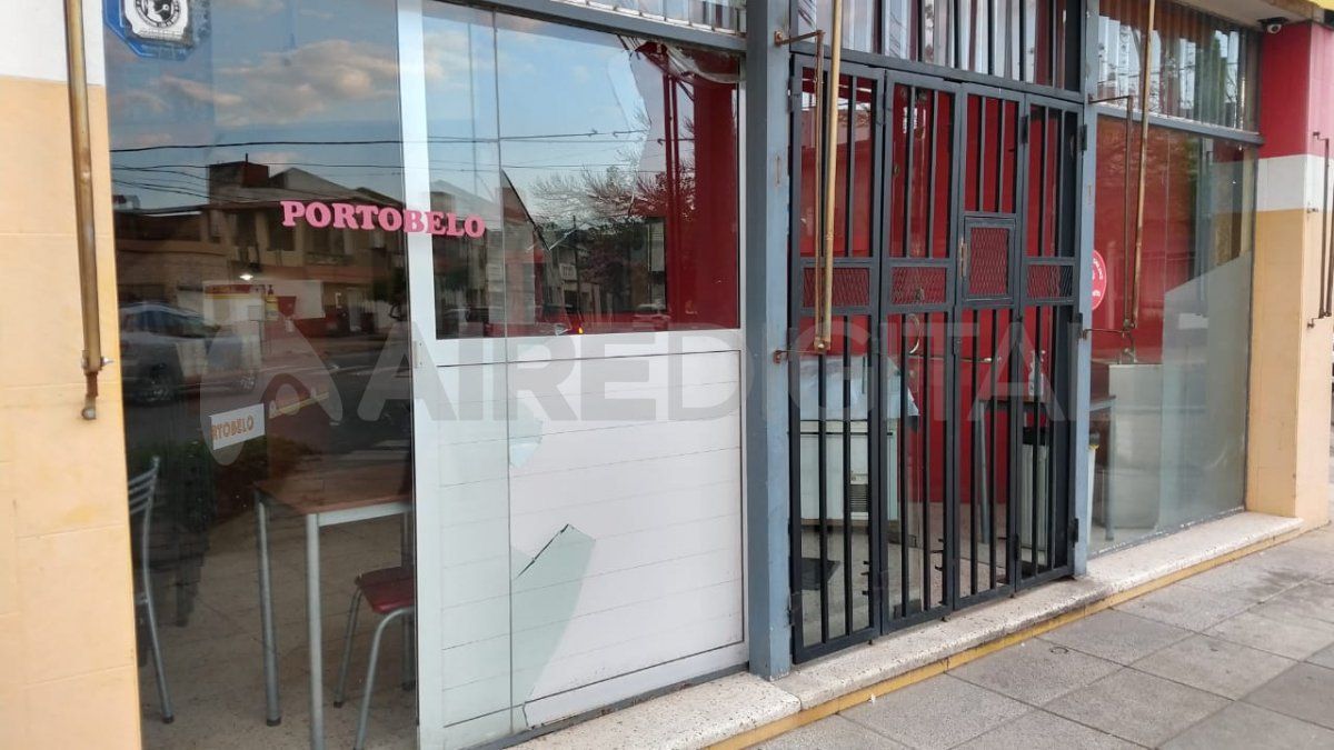 Con una viga de cemento rompieron la vidriera de una heladería tradicional del barrio Roma.