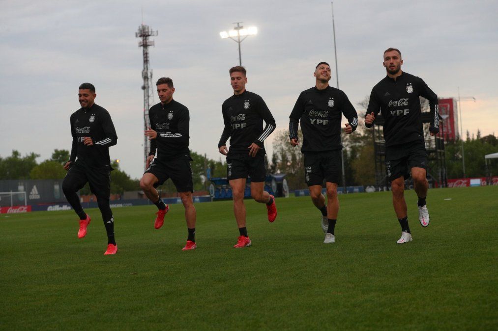 La Selección Argentina entrenó de cara al partido con Uruguay y Lionel Scaloni sigue de cerca el estado físico de sus dirigidos.