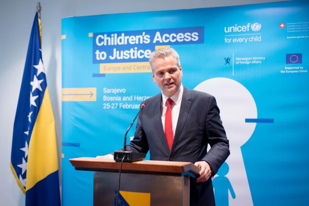 El director regional adjunto de Unicef para Europa y Asia Central, Philippe Cori, señaló por su parte que los niños y los jóvenes no pueden correr el riesgo de tener otro año de aprendizaje interrumpido.