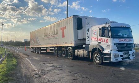 Un camión se detuvo en el ingreso a la autopista Rosario - Santa Fe y genera demoras. Un camión se detuvo en el ingreso a la autopista Rosario - Santa Fe y genera demoras.