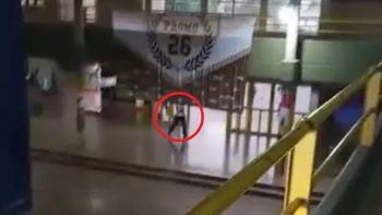 El momento en que el agresor ingresó a la escuela Mariano Moreno, en donde ocurrió el trágico suceso.&nbsp;