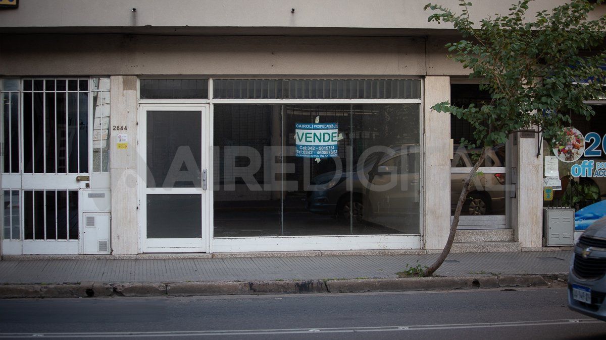 El porcentaje de locales desocupados sobre Avenida Rivadavia es más elevado que en el resto de la ciudad, y los comerciantes se lo adjudican a la decisión de sostener el carril exclusivo sobre esta vía.