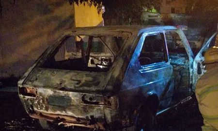 El hombre prendió fuego el auto tras discutir con su pareja y está siendo buscado por la policía El hombre prendió fuego el auto tras discutir con su pareja y está siendo buscado por la policía