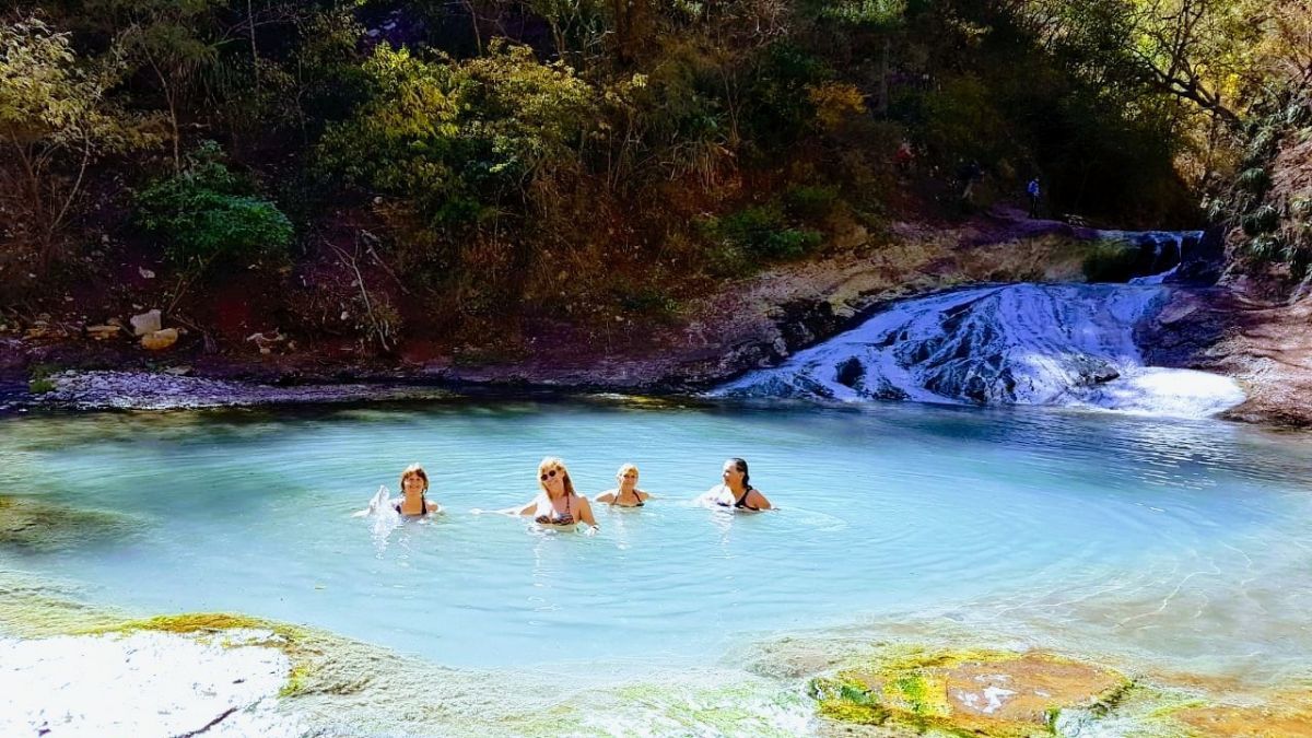 Las termas del río Jordán: aguas turquesas y naturaleza salvaje en Jujuy.