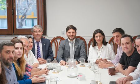 El gobernador Pullaro encabezó el encuentro acompañado por el ministro de Gobierno Fabián Bastía y la presidenta de la Cámara de Diputados Clara García. El gobernador Pullaro encabezó el encuentro acompañado por el ministro de Gobierno Fabián Bastía y la presidenta de la Cámara de Diputados Clara García.