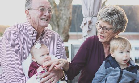 Abuelos riendo y jugando con sus nietos. Abuelos riendo y jugando con sus nietos.