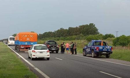 La policía realiza un operativo en conjunto con bomberos en el kilómetro 107 en la mano que va hacia la ciudad de Rosario. La policía realiza un operativo en conjunto con bomberos en el kilómetro 107 en la mano que va hacia la ciudad de Rosario.