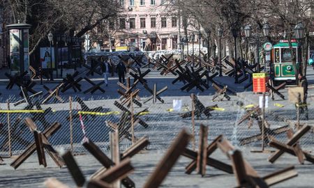Los ucranianos defienden la ciudad portuaria de Odesa. Los ucranianos defienden la ciudad portuaria de Odesa.
