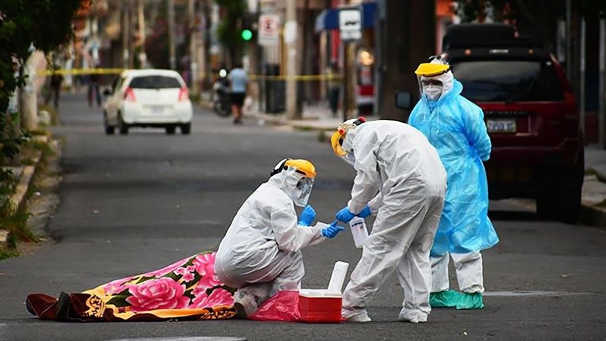 M&eacute;dicos atienden a un paciente con coronavirus en plena calle en Bolivia. No hay m&aacute;s camas cr&iacute;ticas y los hospitales est&aacute;n colapsados.