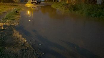 Un punto clave de Cabaña Leiva cargado de agua: caño roto y las lluvias empeoran la situación