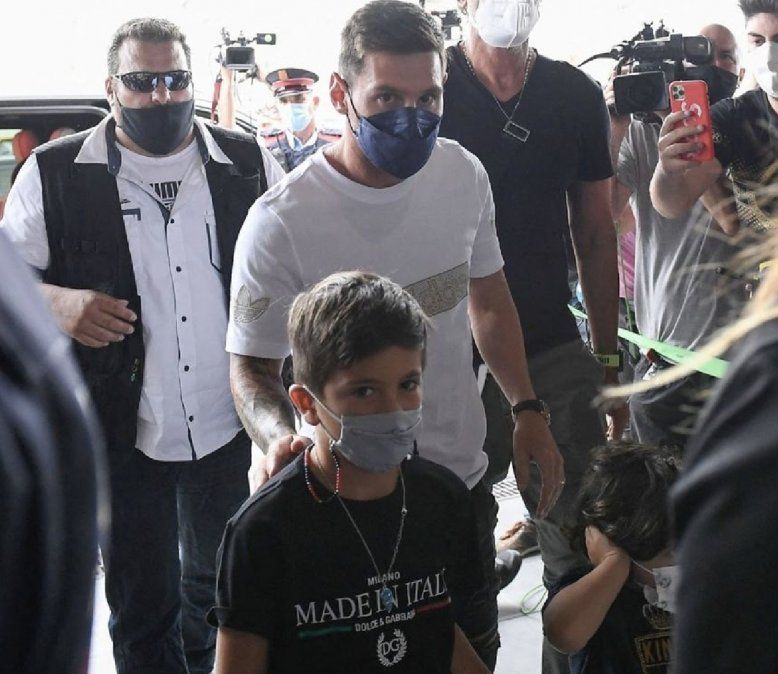 Así es el costoso look con el que Antonela Roccuzzo viajó a París