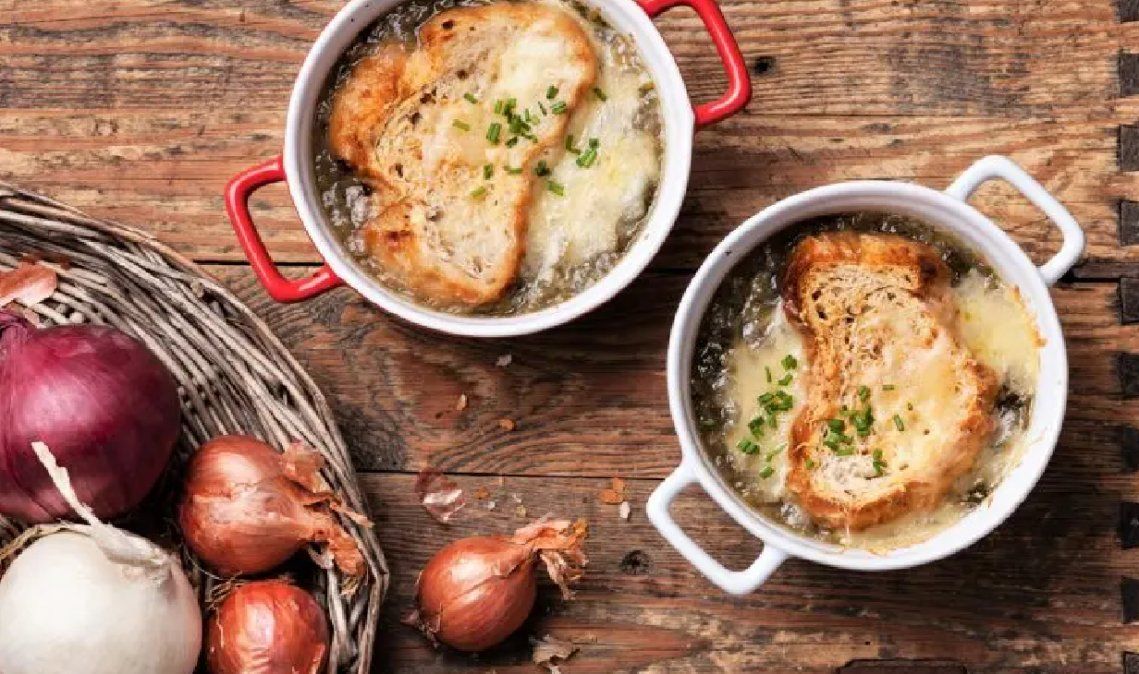 Cómo preparar una sopa de cebollas gratinada al estilo francés