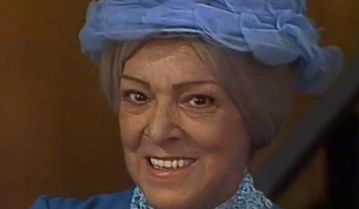 Piden cancelar el personaje de la Bruja del 71 que brillaba en el Chavo del 8