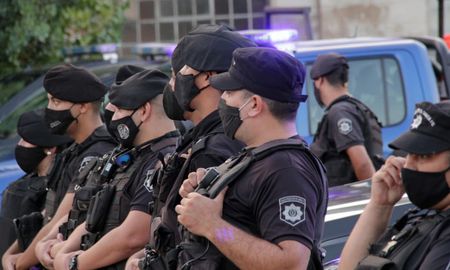 El gobierno de la provincia, a través del Ministerio de Seguridad, abonó el retroactivo de ascensos policiales correspondiente a los años 2018 y 2019, que fueran adeudados y permitiera así, saldar dicha deuda que se mantenía de años anteriores con los efectivos. El gobierno de la provincia, a través del Ministerio de Seguridad, abonó el retroactivo de ascensos policiales correspondiente a los años 2018 y 2019, que fueran adeudados y permitiera así, saldar dicha deuda que se mantenía de años anteriores con los efectivos.