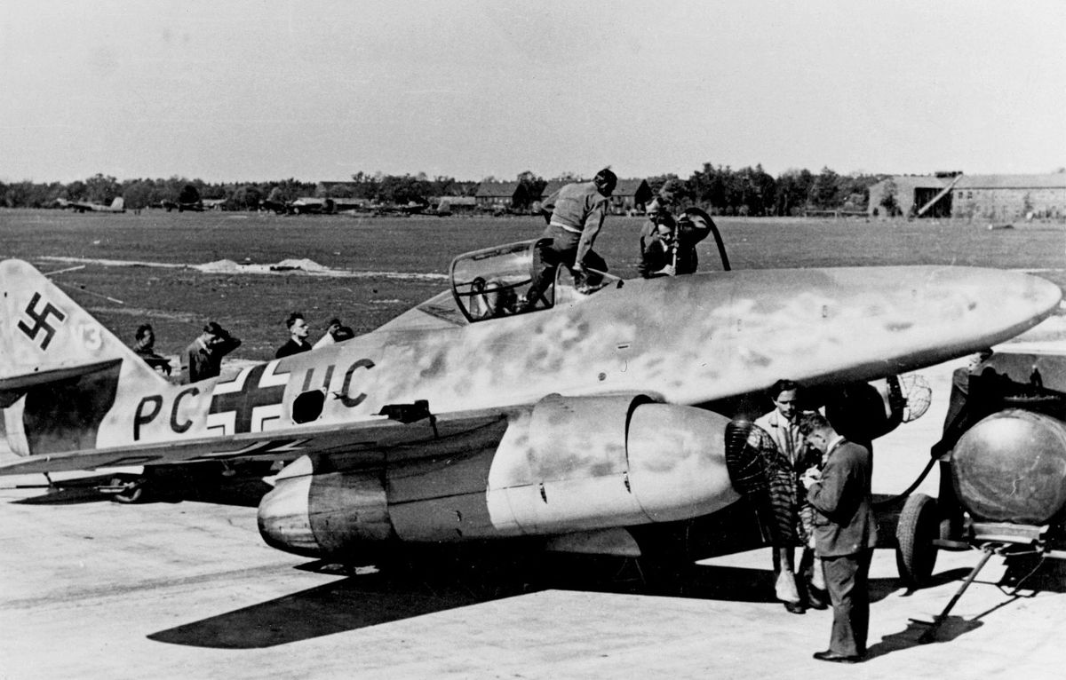 A finales de la guerra, Stigler voló con la nueva unidad Jagdverband 44 (JV 44), que contaba con el Messerschmitt Me 262, que fue el primer avión de combate a reacción del mundo en entrar en servicio.
