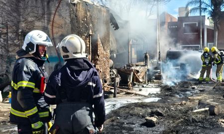 La explosión en Totoras generó graves daños materiales en inmuebles y vehículos cercanos al galpón incendiado. La explosión en Totoras generó graves daños materiales en inmuebles y vehículos cercanos al galpón incendiado.